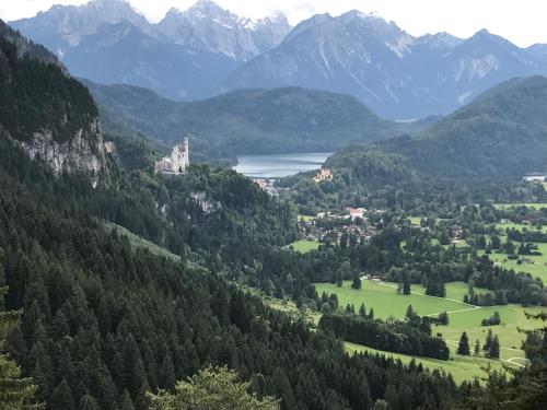 Blick auf ein Tal mit Schloss und See in der Unterkunft Landhaus & Pension Christian in Füssen