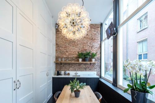 une salle à manger avec une table et un lustre dans l'établissement The Highland House, à Amsterdam