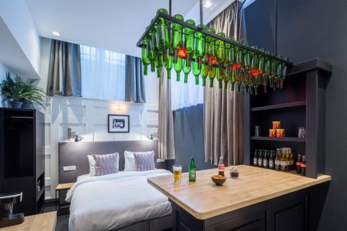 - une chambre avec un lit et une table avec des boissons dans l'établissement The Highland House, à Amsterdam