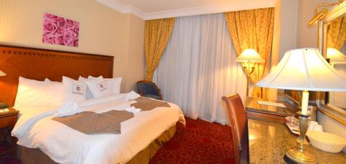 Al Jaad Madinah Hotel tesisinde bir odada yatak veya yataklar
