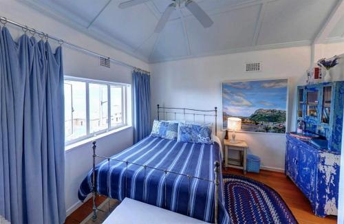 Cama o camas de una habitación en Blue On Blue Bed and Breakfast