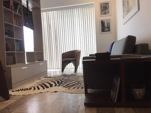 TV a/nebo společenská místnost v ubytování Loft com vista para o mar