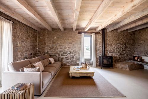 ein Wohnzimmer mit einem Sofa und einem Tisch in der Unterkunft La Codina in San Bartolomé del Grau