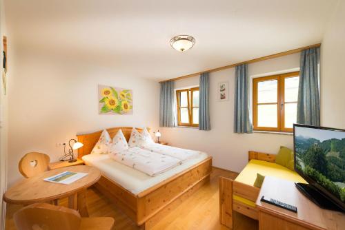 Ένα ή περισσότερα κρεβάτια σε δωμάτιο στο Mitterbichlhof