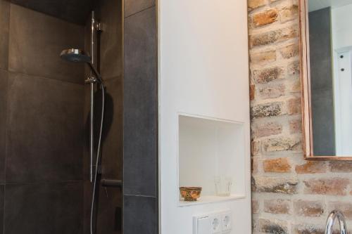 ein Bad mit einer Dusche und einem Spiegel in der Unterkunft Room 68 in Friedberg