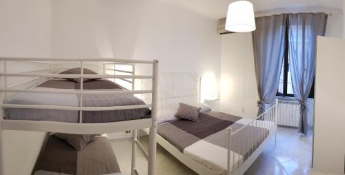 - une chambre avec 2 lits superposés et une fenêtre dans l'établissement Rhome Sweet Rhome, à Rome