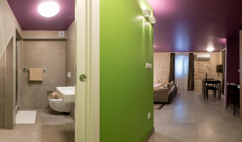 porta verde che conduce a un bagno con lavandino di Annie's stone Studio & Room a Spalato (Split)