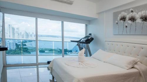 Postel nebo postele na pokoji v ubytování OCEAN VIEW SPACIOUS PENTHOUSES WITH BIG TERRACES AND OVER 318 Square Meters