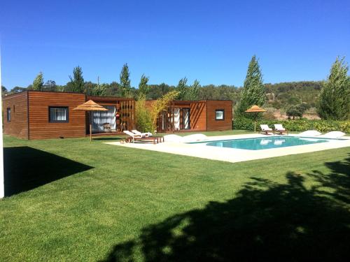 a house with a swimming pool in a yard at Country House Villas Santarém in Santarém