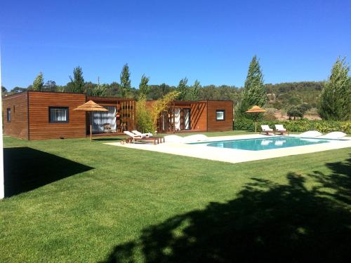 een huis met een zwembad in een tuin bij Country House Villas Santarém in Santarém