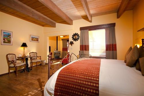 Ein Bett oder Betten in einem Zimmer der Unterkunft Sedona Views B&B and Luxury Creekside Cabins
