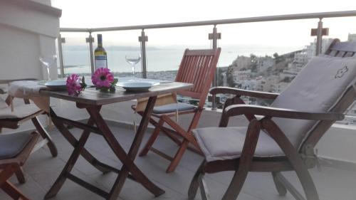 アテネにあるPanoramic Voula's View Apartmentの景色を望むバルコニー(テーブル、椅子付)