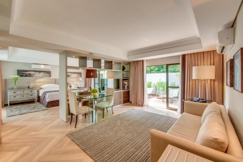 a living room with a couch and a bedroom at Wish Foz do Iguaçu in Foz do Iguaçu