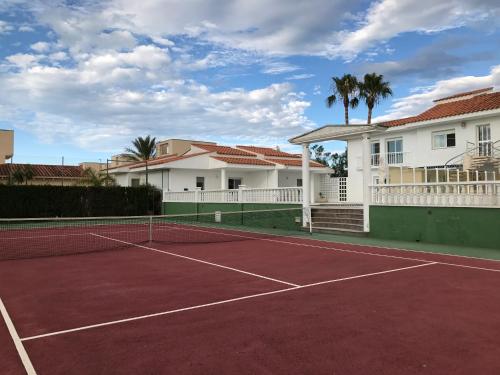 Instalaciones para jugar a tenis o squash en Residence San Francisco o alrededores