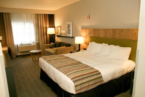 Postel nebo postele na pokoji v ubytování Country Inn & Suites by Radisson, Prineville, OR