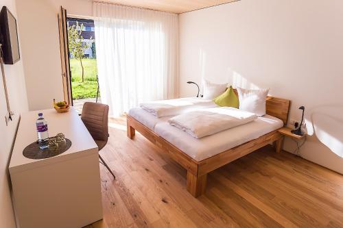 Кровать или кровати в номере Gästehaus Gritsch
