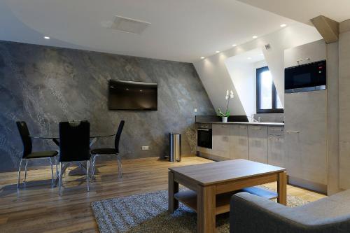 Μια τηλεόραση ή/και κέντρο ψυχαγωγίας στο The One Apartments
