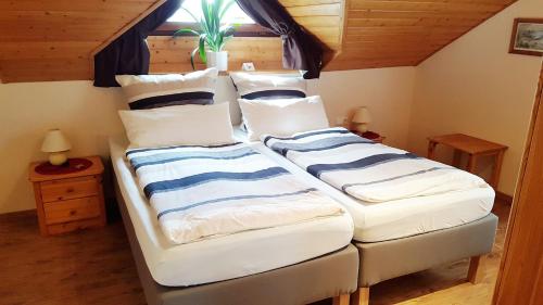 Un pat sau paturi într-o cameră la Haus Lindengarten