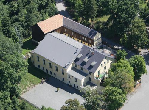an overhead view of a large building with a roof at digitales Event & Hochzeitshotel Zum grünen Baum in Taltitz