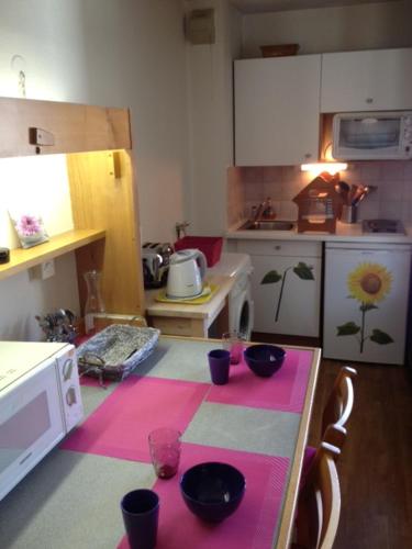 - une cuisine avec une table et des bols dans l'établissement Residence Cybele 