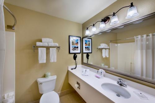 Ett badrum på Country Inn & Suites by Radisson, Greeley, CO