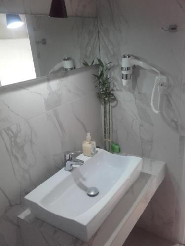 プレベザにあるJennys Apartmentのバスルーム(白い洗面台、鏡付)