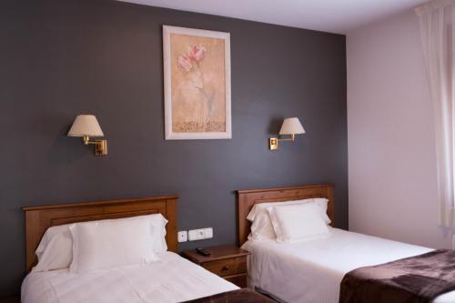 A bed or beds in a room at Hotel Bruna