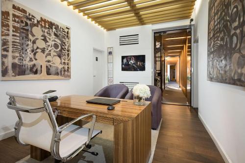 een thuiskantoor met een bureau en een stoel bij Dominic Smart & Luxury Suites - Terazije in Belgrado