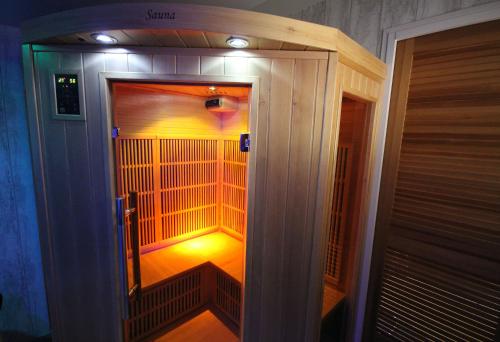 una pequeña sauna con una luz en su interior en Domaine De Moresville, en Flacey