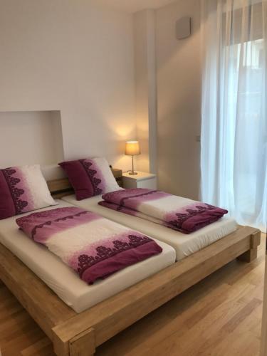 2 Betten auf einer hölzernen Plattform in einem Schlafzimmer in der Unterkunft City Pearl for Business and Holiday in Nürnberg