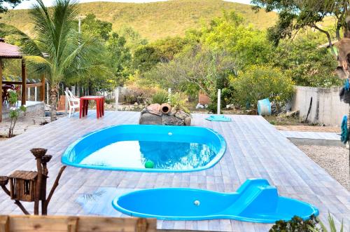uma piscina num quintal com uma piscina azul em Pousada Villa Bella em Palmeiras