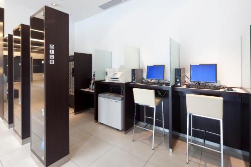 Uma TV ou centro de entretenimento em Cross Wave Umeda