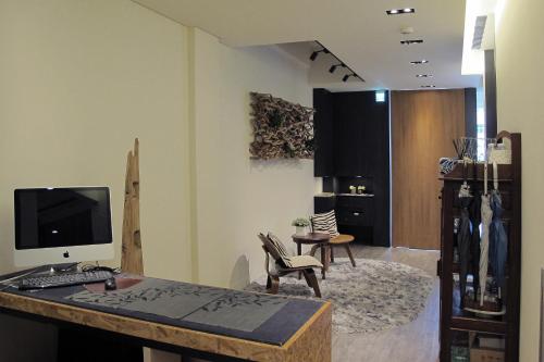 a room with a desk with a computer and chairs at Chez Taipei No 5 in Taipei