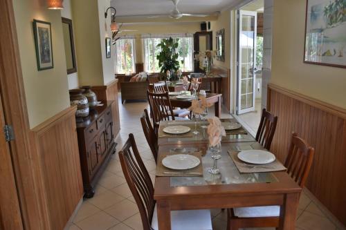 - une salle à manger avec une table et des chaises en bois dans l'établissement Bel Air Hotel, à Victoria