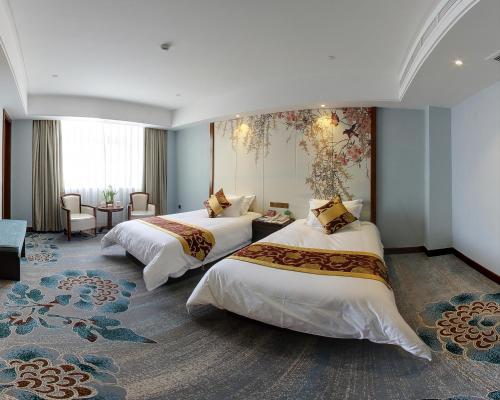 ein Hotelzimmer mit 2 Betten und einem großen Fenster in der Unterkunft Hendra Hotel in Wenzhou