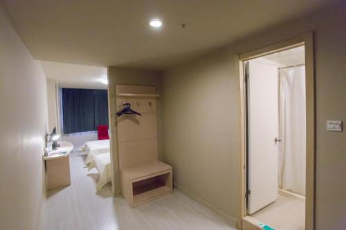 Ein Badezimmer in der Unterkunft Jinjiang Inn Beijing Olympics Park