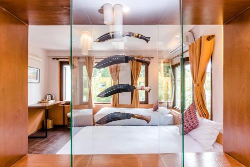 um quarto com uma cama e uma parede de vidro em The Museum em Kathmandu