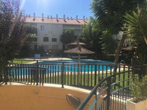 - Vistas a la piscina del complejo en Atico Costa Ballena golf y playa parking&wifi, en Costa Ballena