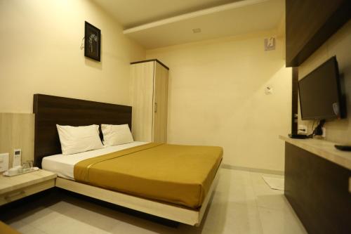 Hotel Madhuri Executiveにあるベッド