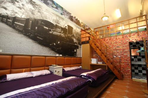 鹿港的住宿－童年往事莊園民宿 ，一间设有两张床的客房,墙上挂有一张火车照片