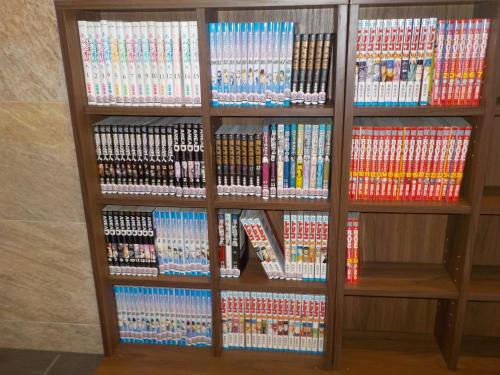 a book shelf filled with lots of books at Hotel Crown Hills Katsuta Nigo Motomachiten in Hitachinaka