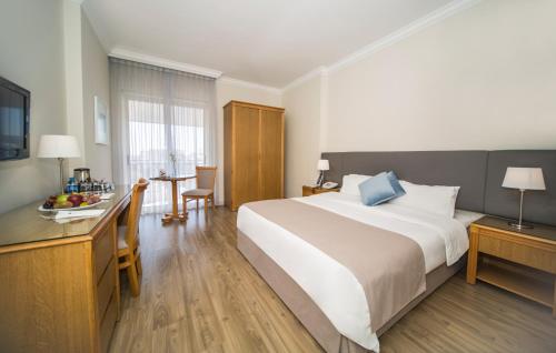 Cama o camas de una habitación en AlQasr Metropole Hotel