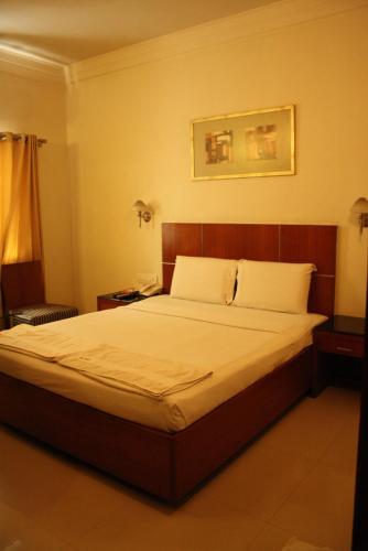 Tempat tidur dalam kamar di Hotel Stay Inn