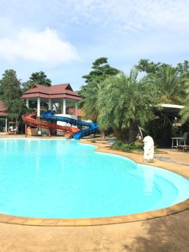 uma piscina no resort com um escorrega aquático em Tararin Resort em Ban Nong Nok Khian