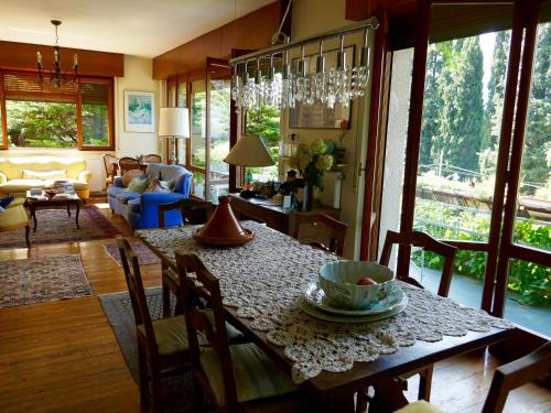 a living room with a table and a dining room at B&B Le Ortensie -Lago di Como in Lierna