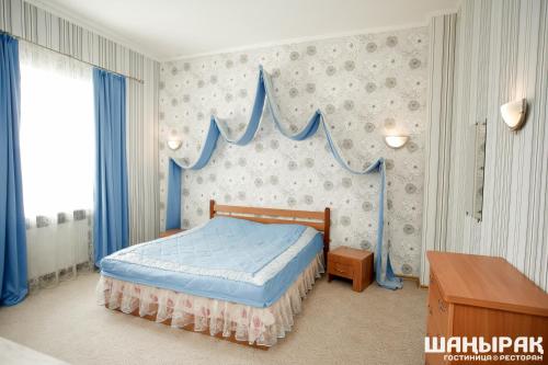 Tempat tidur dalam kamar di Shanyrak Hotel