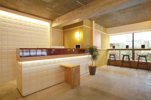 京都的住宿－嵐山西超豪華公寓式酒店，一间设有柜台和酒吧的等候室