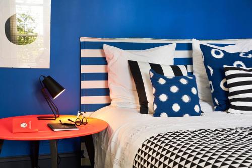 a bedroom with a bed with a red table at Queen Christine in Villeneuve d'Ascq