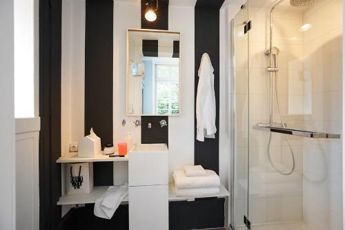 uma casa de banho com um chuveiro e um lavatório. em Queen Christine em Villeneuve d'Ascq