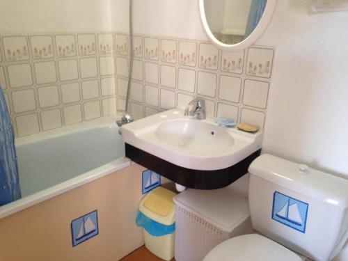 ヴィレ・シュル・メールにあるRésidence Le Grand Capのバスルーム(洗面台、トイレ、鏡付)